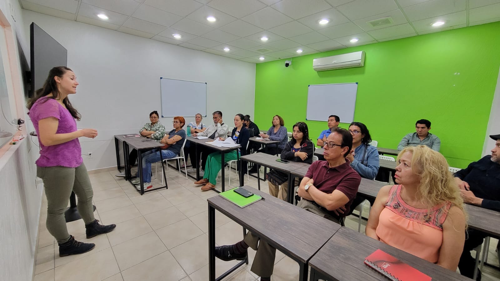 Adults in a classroom at TEA CDMX. |  Adultos en un salón de clases en TEA CDMX.